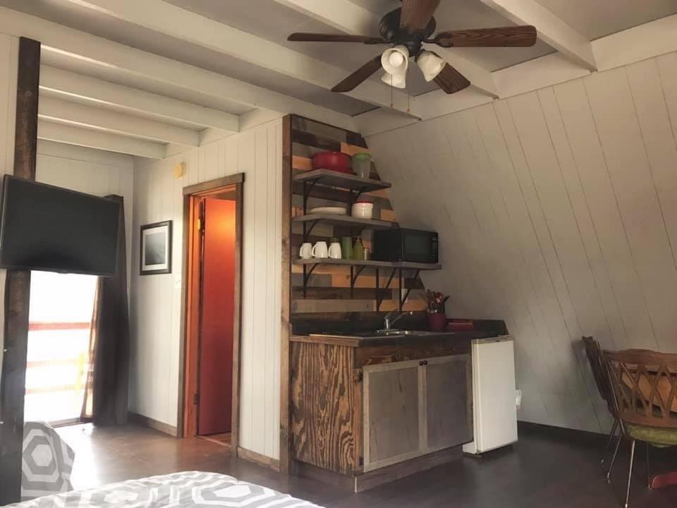 Calm Waters Resort Indian Point Extérieur photo